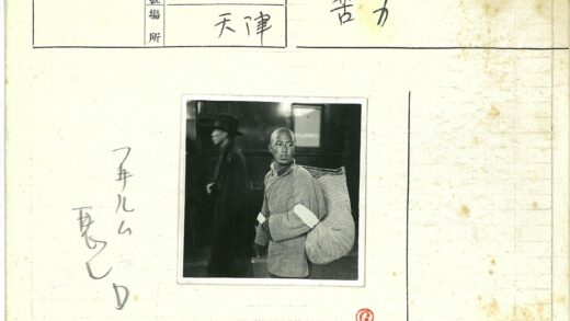 传统服装男子扛包袱路人经过.jpg
