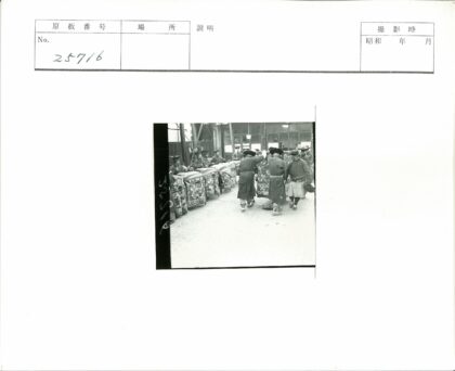 传统服装男子搬运华丽家具.jpg