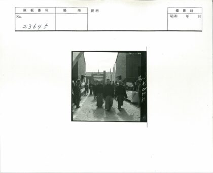 传统服装男子沙巷游行.jpg