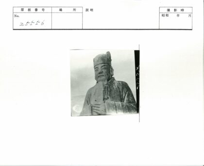 传统服装男子石雕像特写.jpg