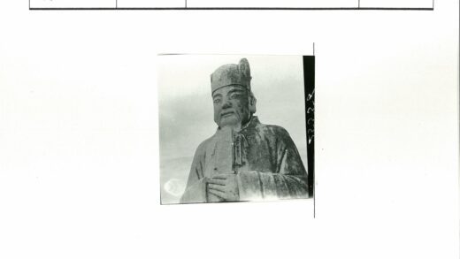 传统服装男子石雕像特写.jpg