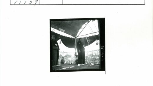 传统服装男子舞台演讲观众围观.jpg