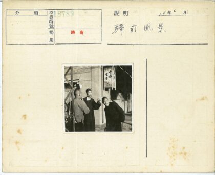 传统服装男子街头汉字建筑.jpg