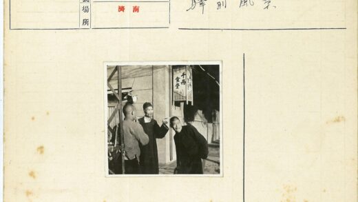 传统服装男子街头汉字建筑.jpg