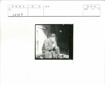传统服装男子金属容器饮水.jpg