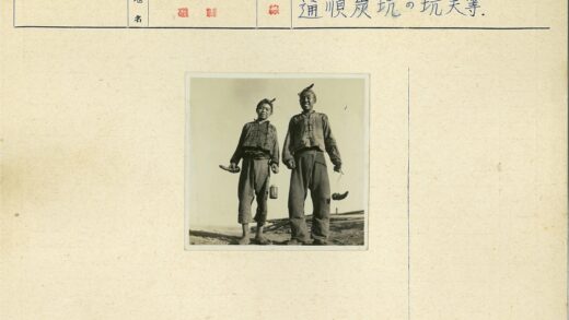 传统服装男孩户外手持物品.jpg