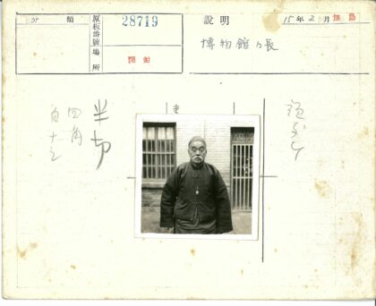 传统服装老人与铁窗砖房.jpg