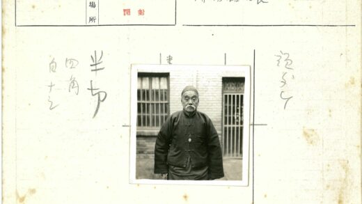 传统服装老人与铁窗砖房.jpg
