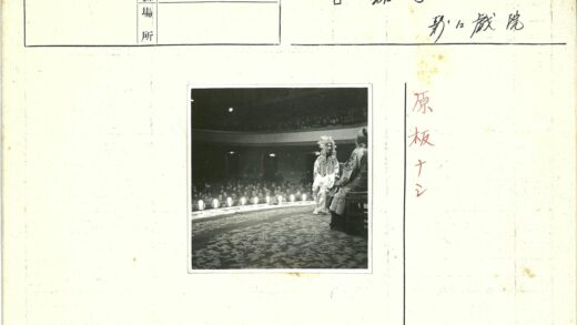 传统服装舞台表演.jpg