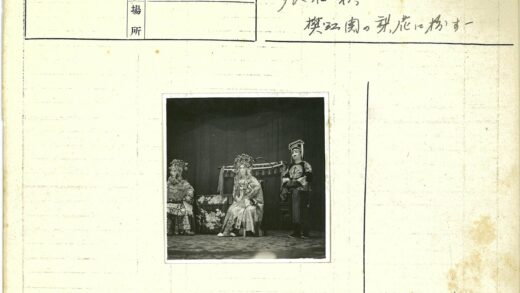 传统服装舞台表演.jpg