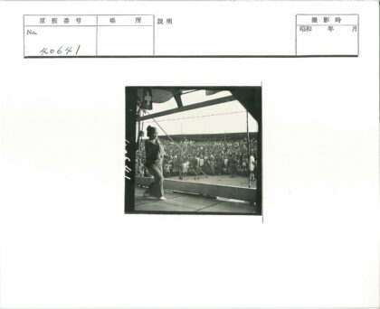 传统服装舞台表演.jpg