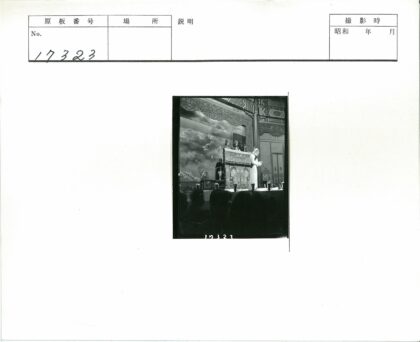 传统服装舞台表演与云彩背景.jpg