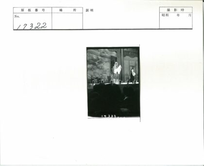 传统服装舞台表演观众场景.jpg