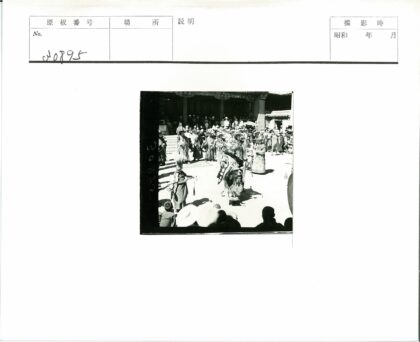 传统服装舞蹈表演与精美建筑.jpg