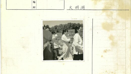 传统服装荷花田亲子扇景.jpg