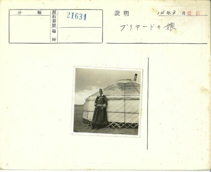 传统服装蒙古包前人物.jpg