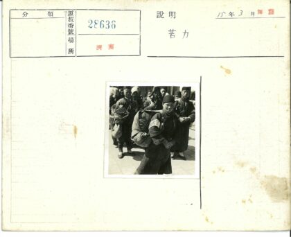 传统服装行人提包裹合影.jpg