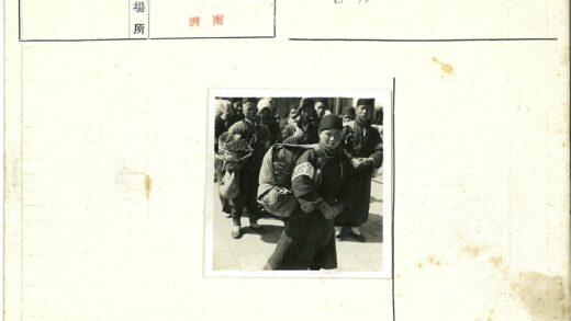 传统服装行人提包裹合影.jpg