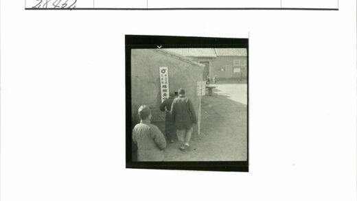 传统服装行人走向汉字海报街道.jpg