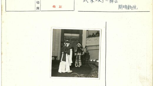 传统服装表演者在舞台演出.jpg
