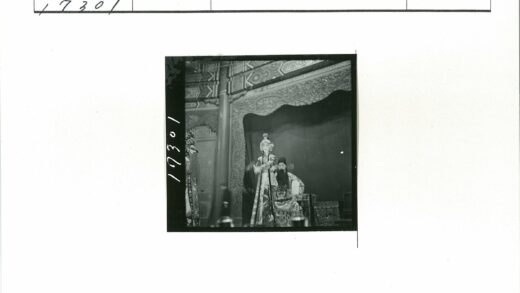 传统服装表演者舞台演出.jpg