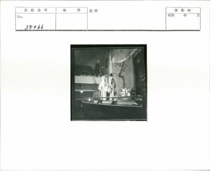 传统服装表演者舞台演出.jpg