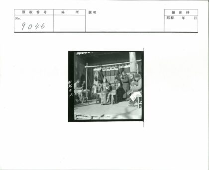 传统服装表演舞台合影.jpg