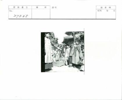 传统服装集会与瓦顶建筑.jpg