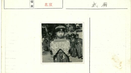 传统服装青年演奏精美乐器户外集会.jpg