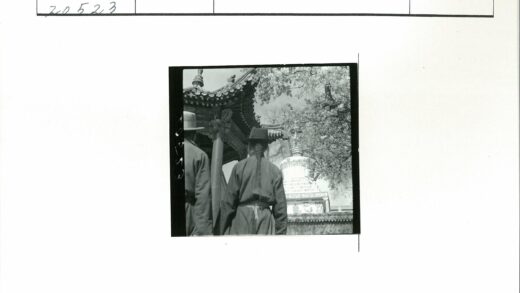 传统服饰与佛塔亭台.jpg