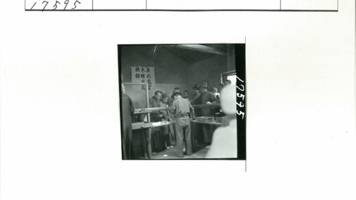 传统服饰与帽子人群室内活动.jpg