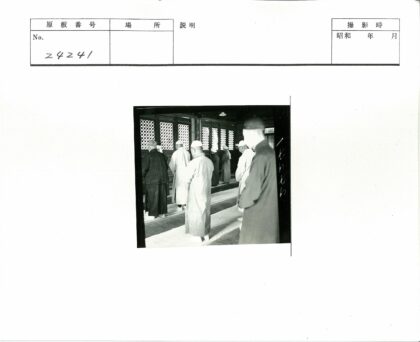 传统服饰与格子窗建筑.jpg