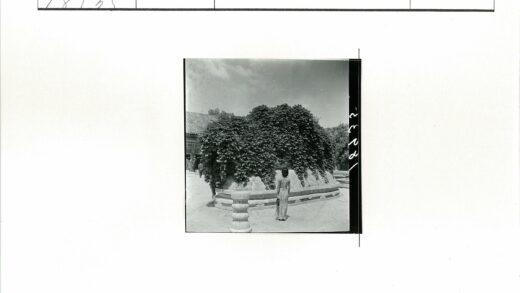 传统服饰与石建筑景观.jpg