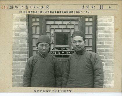 传统服饰与砖砌建筑.jpg