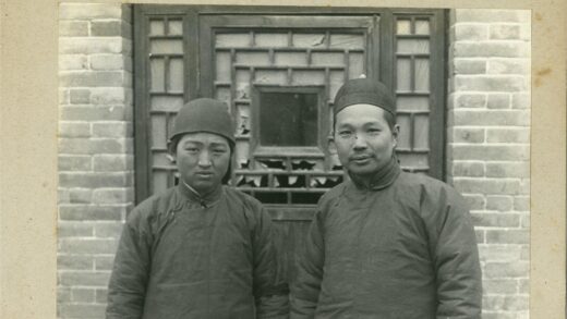 传统服饰与砖砌建筑.jpg