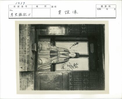 传统服饰与精美木门艺术.jpg