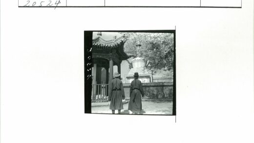 传统服饰亭前合影.jpg