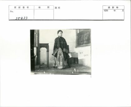 传统服饰人体模型室内展示.jpg