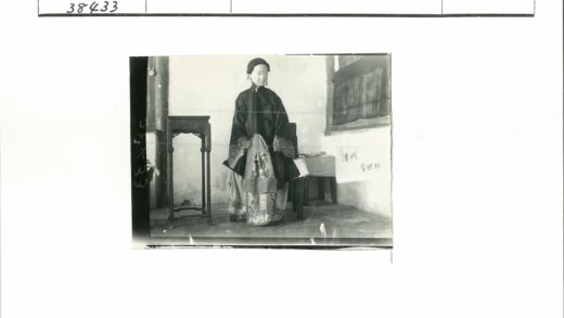 传统服饰人体模型室内展示.jpg