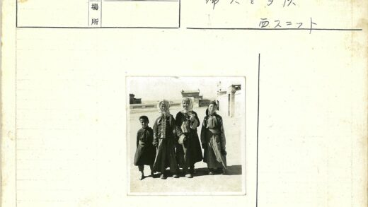 传统服饰人物与华丽建筑景观.jpg