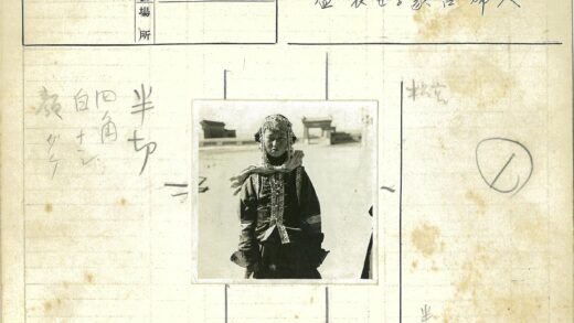 传统服饰人物与历史建筑.jpg