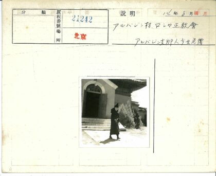 传统服饰人物与拱顶建筑.jpg