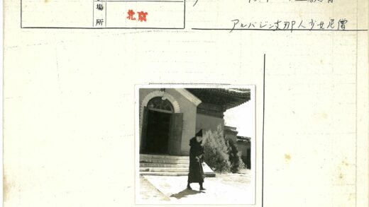 传统服饰人物与拱顶建筑.jpg
