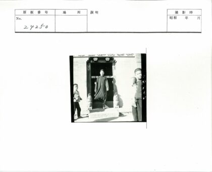 传统服饰人物与石雕建筑.jpg