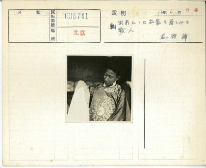 传统服饰人物俯视布覆物.jpg