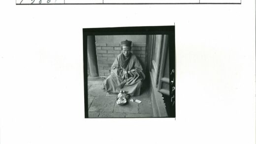 传统服饰人物倚墙坐窗边果碗.jpg
