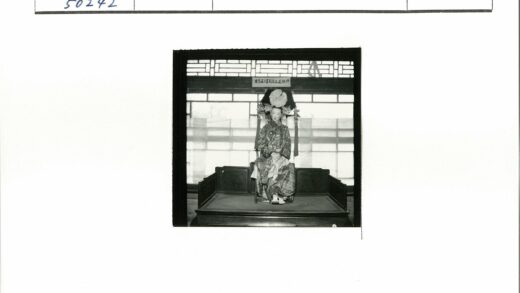 传统服饰人物坐木台.jpg