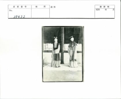 传统服饰人物室内合影.jpg
