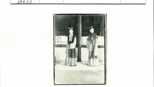 传统服饰人物室内合影.jpg