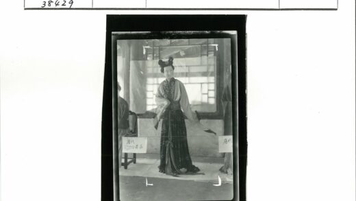传统服饰人物室内肖像.jpg